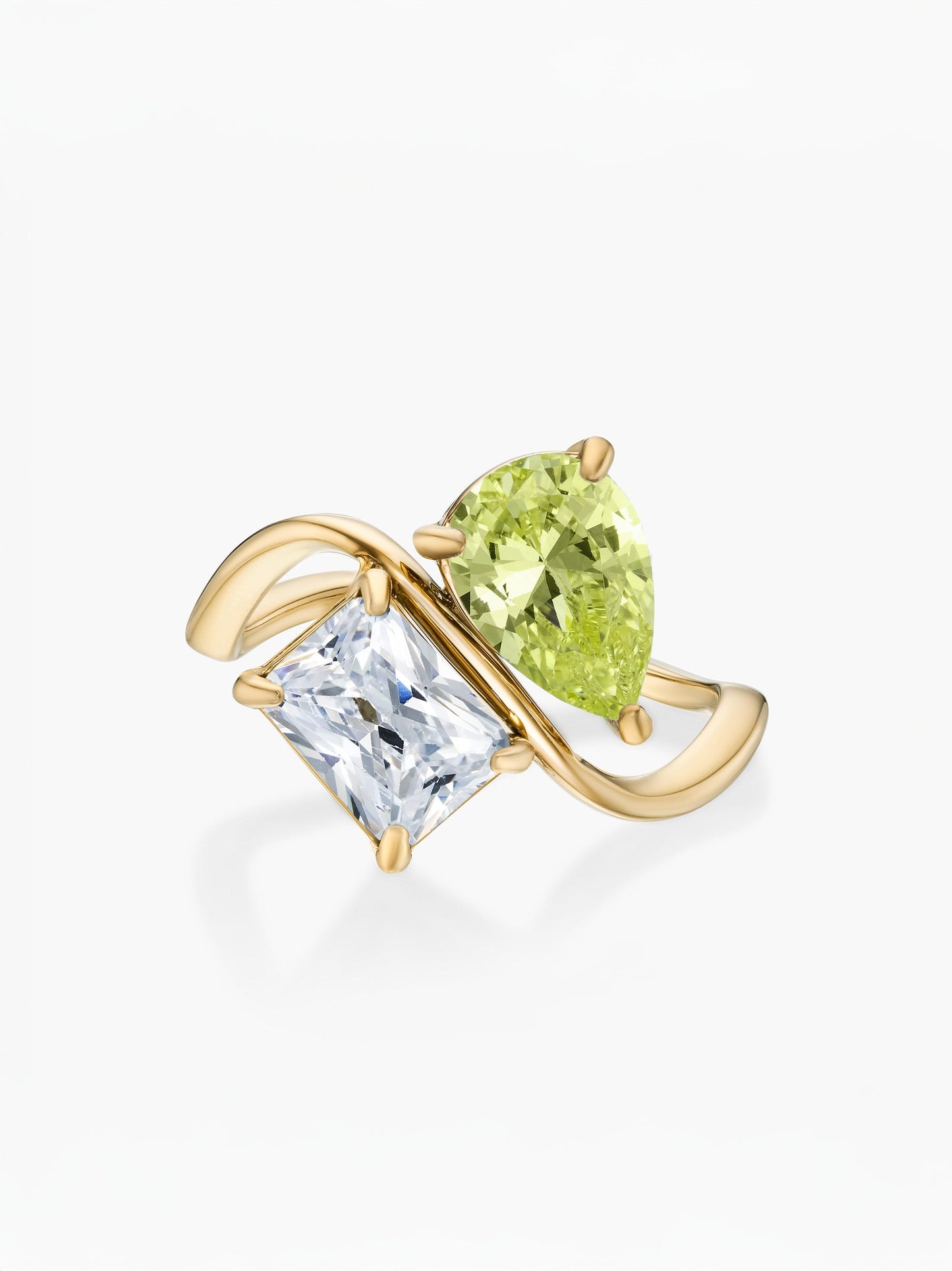 Anel duas pedras Agosto-Peridoto (pera) e Abril-Diamante (retângulo) dourado