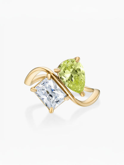 Anel duas pedras Agosto-Peridoto (pera) e Abril-Diamante (retângulo) dourado