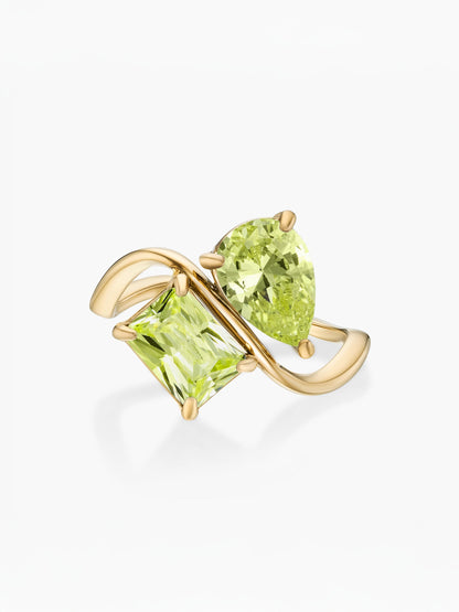Anel duas pedras Agosto-Peridoto (pera) e Agosto-Peridoto (retângulo) dourado