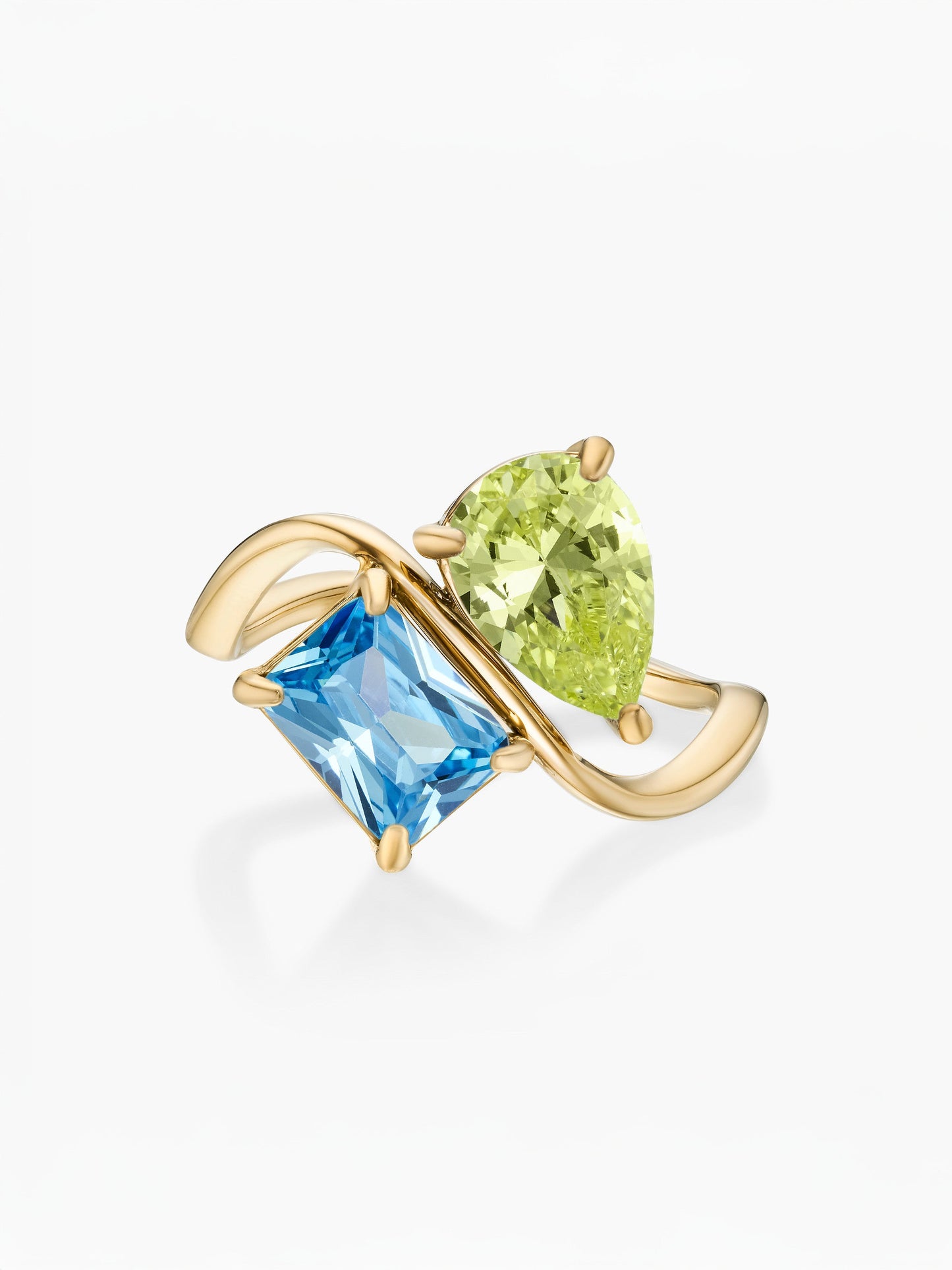Anel duas pedras Agosto-Peridoto (pera) e Dezembro-Topázio Azul (retângulo) dourado