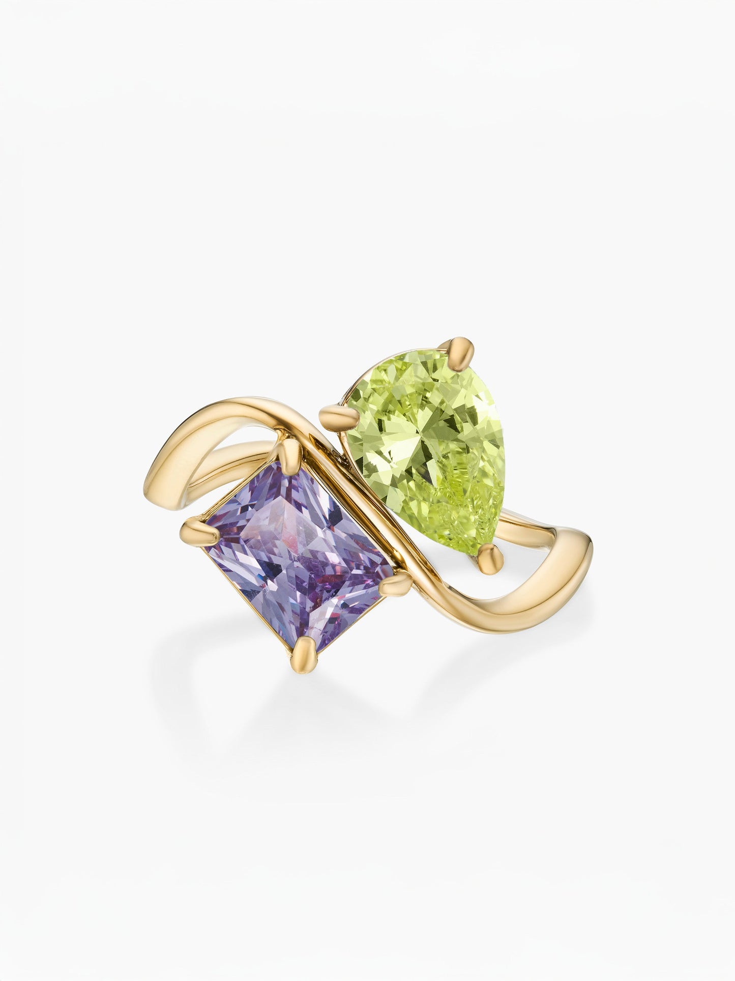 Anel duas pedras Agosto-Peridoto (pera) e Fevereiro-Ametista (retângulo) dourado