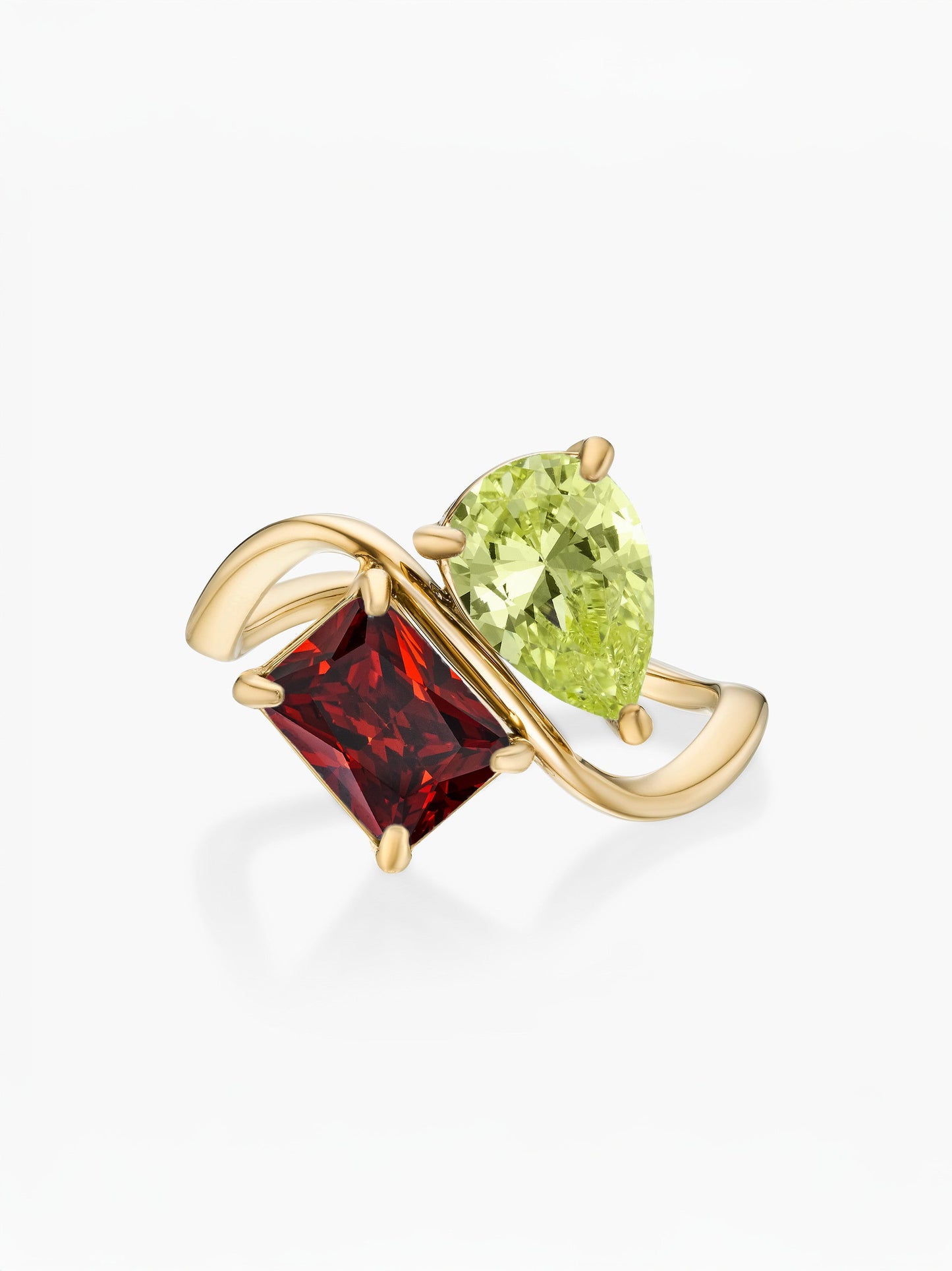 Anel duas pedras Agosto-Peridoto (pera) e Janeiro-Granada (retângulo) dourado