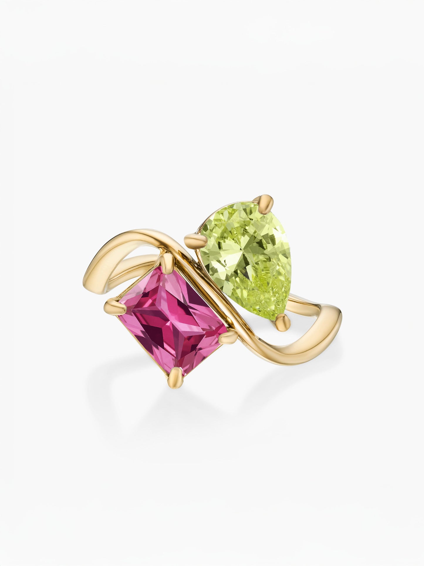 Anel duas pedras Agosto-Peridoto (pera) e Julho-Rubi (retângulo) dourado