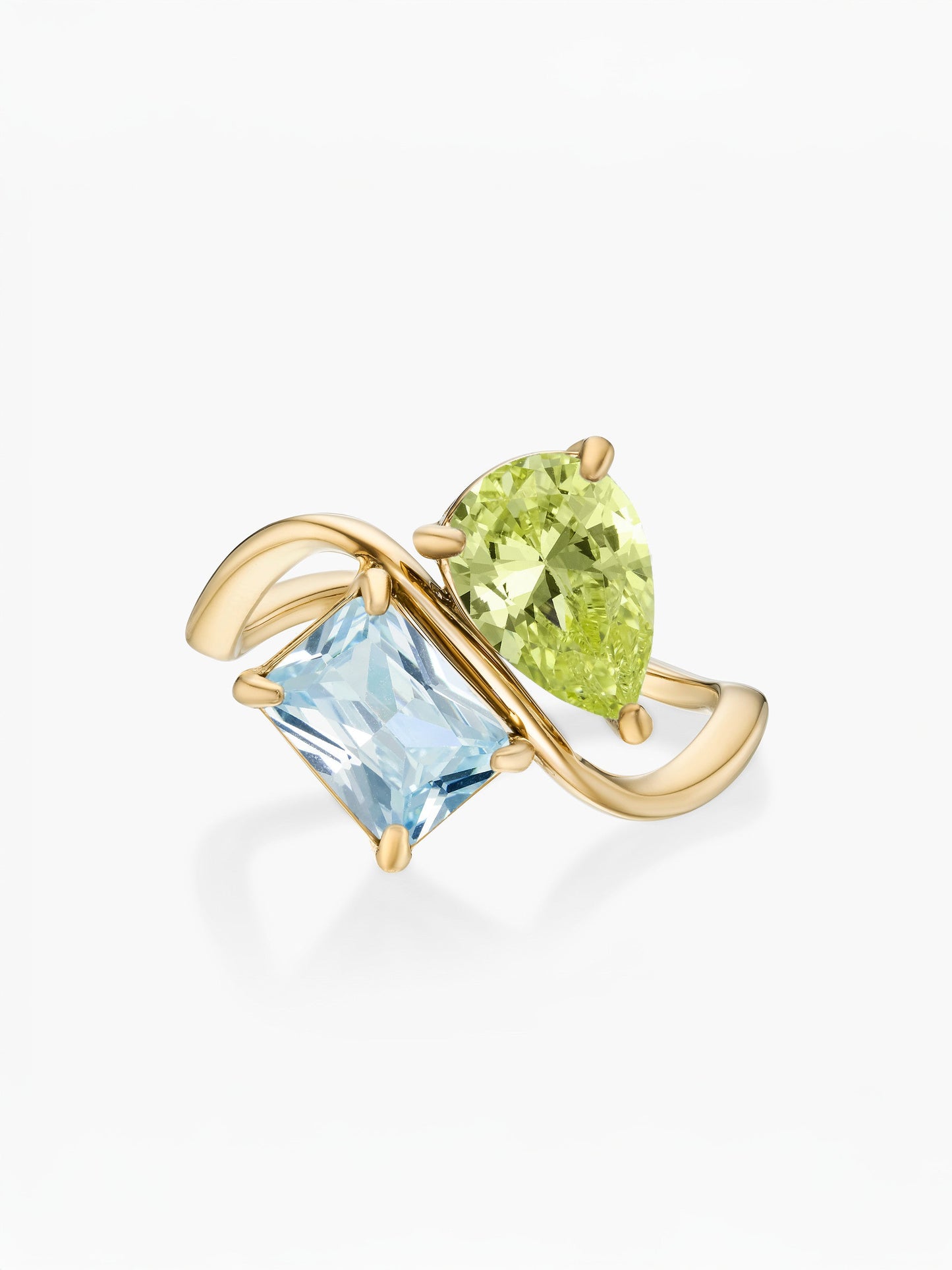 Anel duas pedras Agosto-Peridoto (pera) e Março-Água-marinha (retângulo) dourado