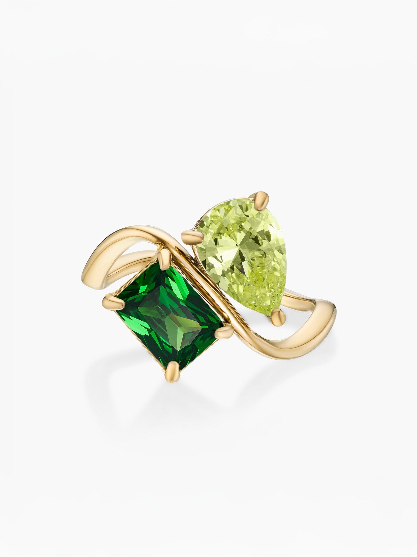 Anel duas pedras Agosto-Peridoto (pera) e Maio-Esmeralda (retângulo) dourado