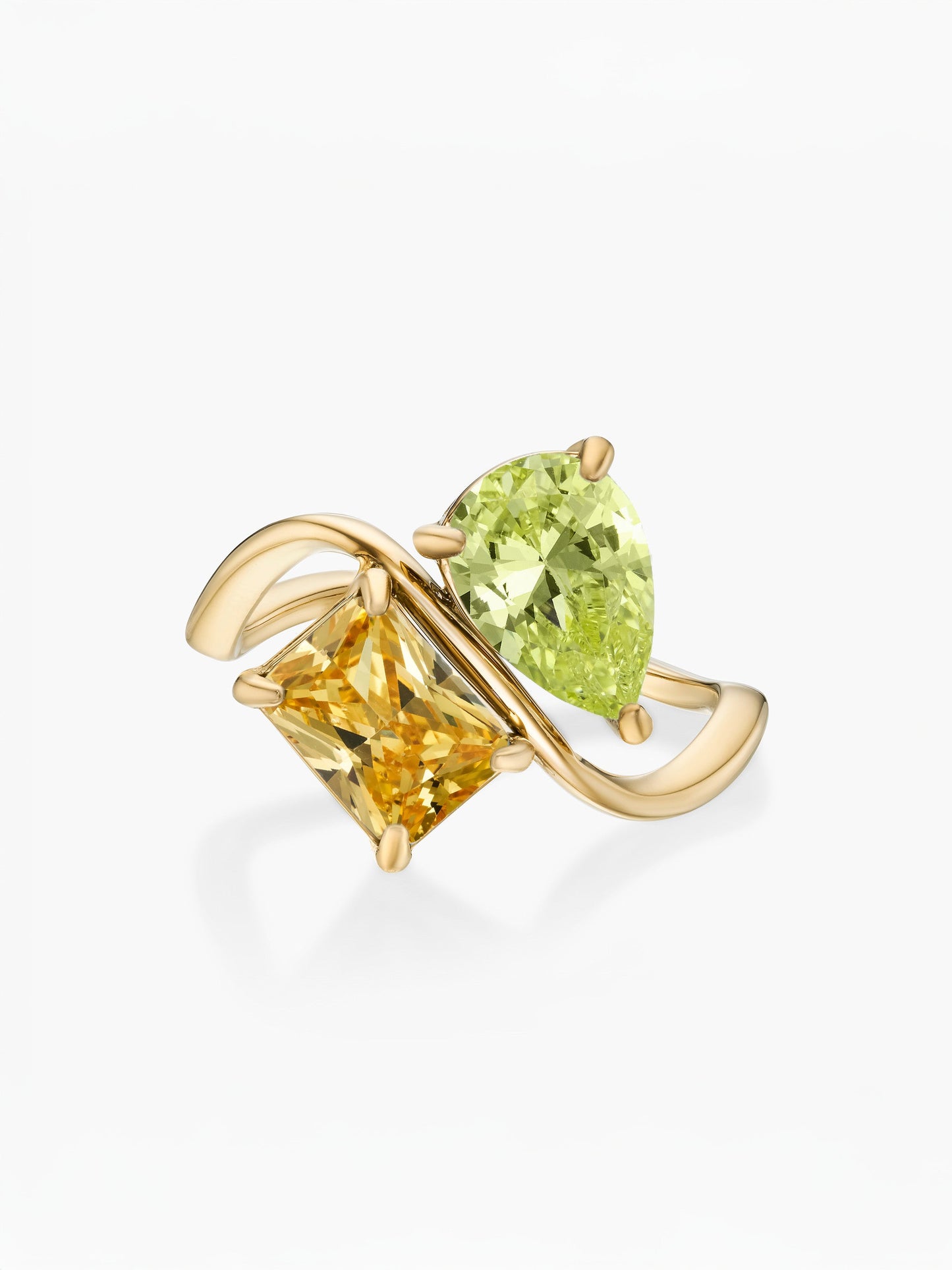 Anel duas pedras Agosto-Peridoto (pera) e Novembro-Citrino (retângulo) dourado