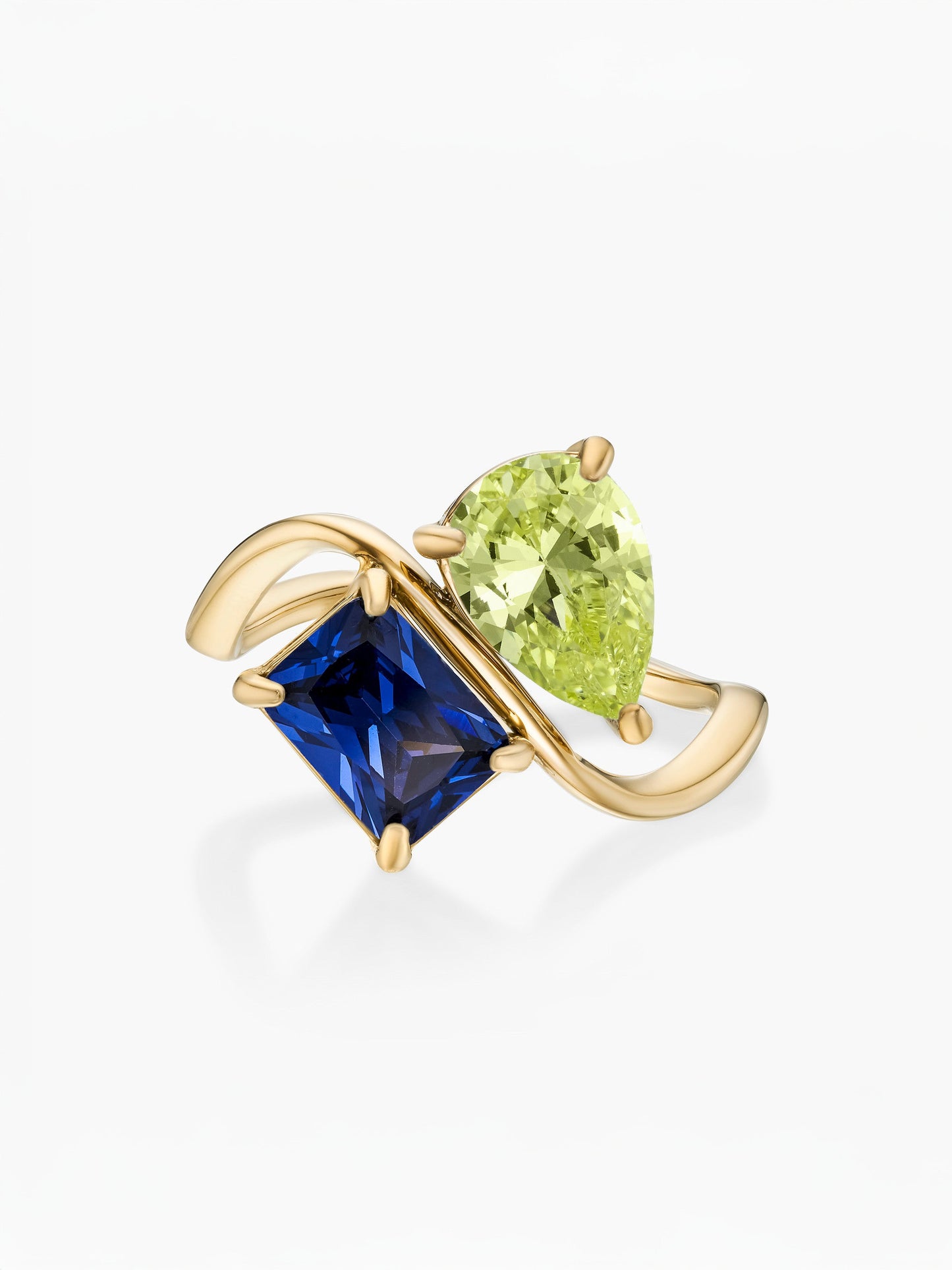 Anel duas pedras Agosto-Peridoto (pera) e Setembro-Safira (retângulo) dourado