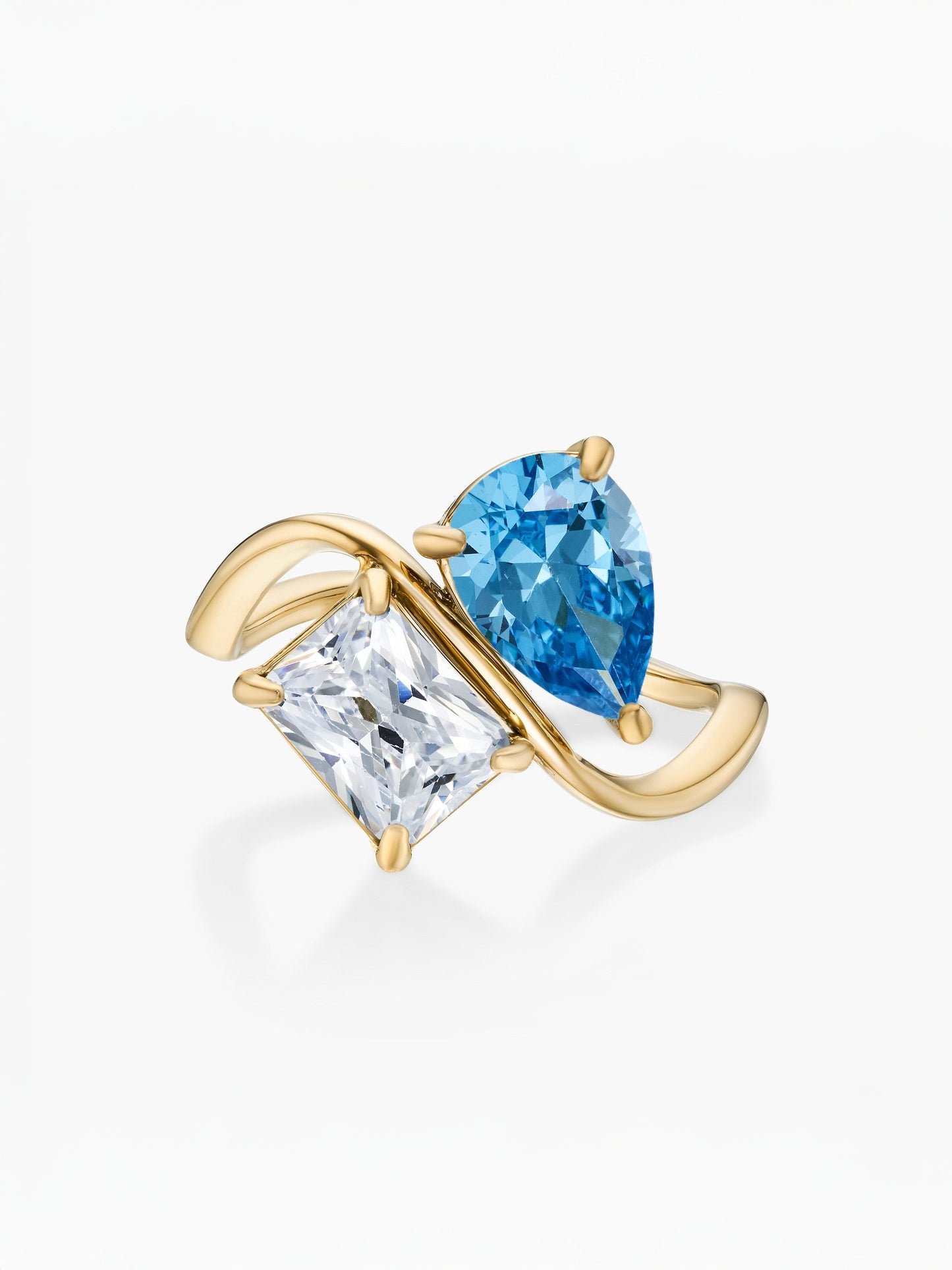 Anel duas pedras Dezembro-Topázio Azul (pera) e Abril-Diamante (retângulo) dourado