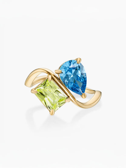 Anel duas pedras Dezembro-Topázio Azul (pera) e Agosto-Peridoto (retângulo) dourado