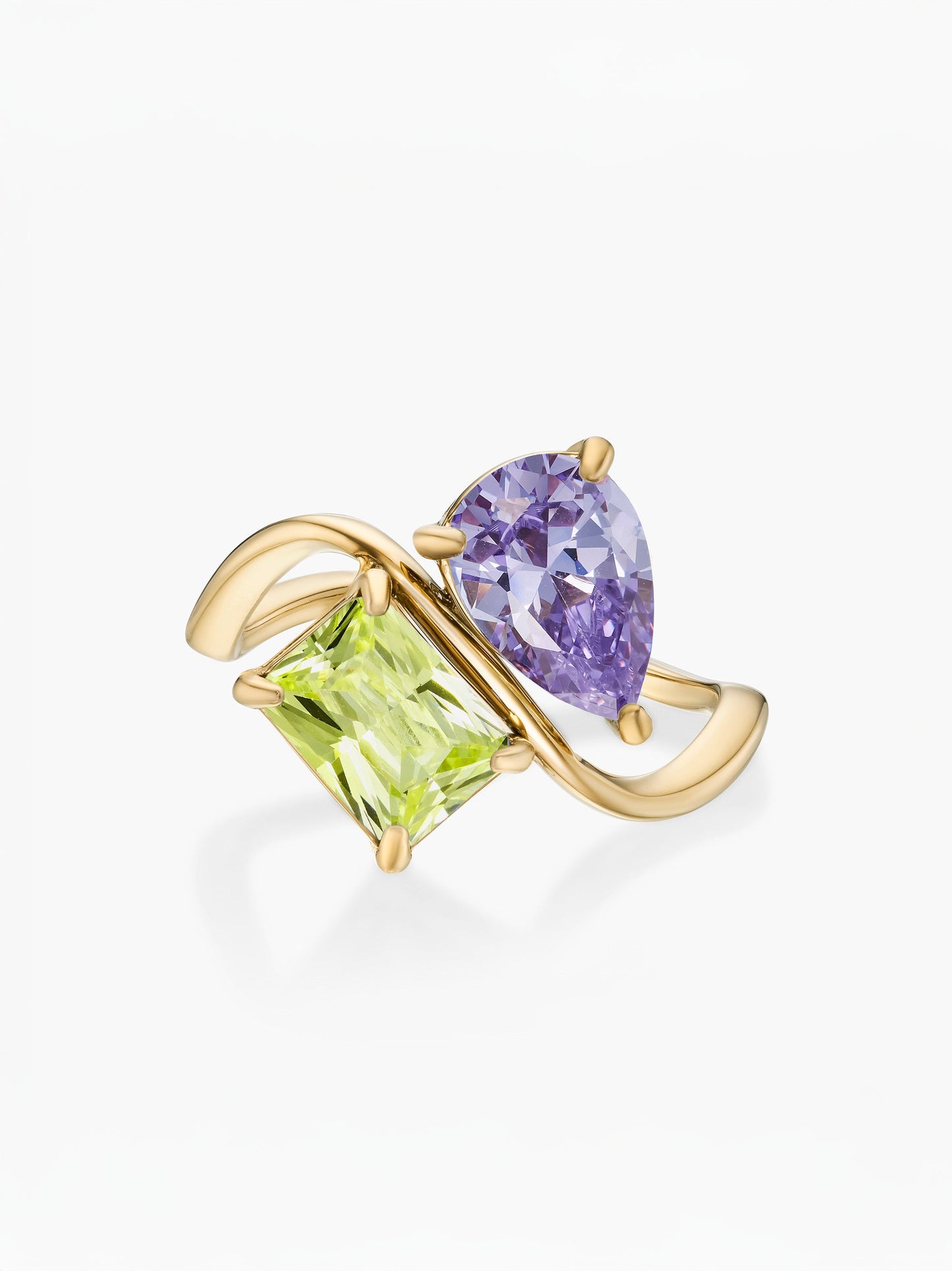 Anel duas pedras Fevereiro-Ametista (pera) e Agosto-Peridoto (retângulo) dourado