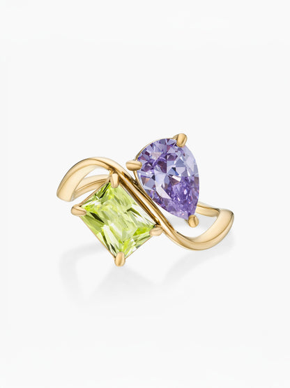 Anel duas pedras Fevereiro-Ametista (pera) e Agosto-Peridoto (retângulo) dourado
