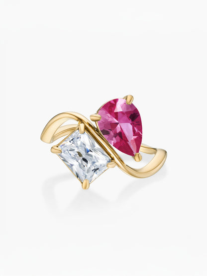 Anel duas pedras Julho-Rubi (pera) e Abril-Diamante (retângulo) dourado