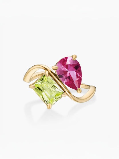 Anel duas pedras Julho-Rubi (pera) e Agosto-Peridoto (retângulo) dourado