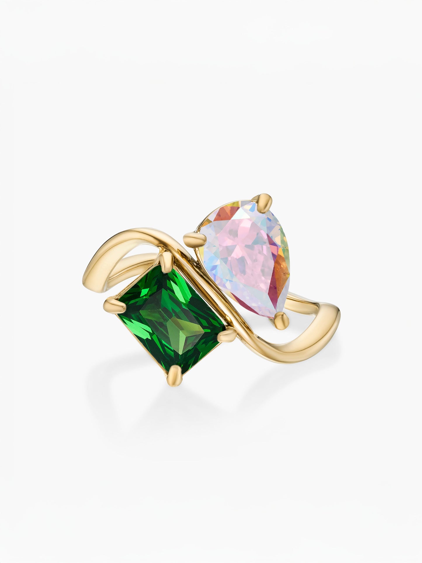 Anel duas pedras Junho-Alexandrite (pera) e Maio-Esmeralda (retângulo) dourado