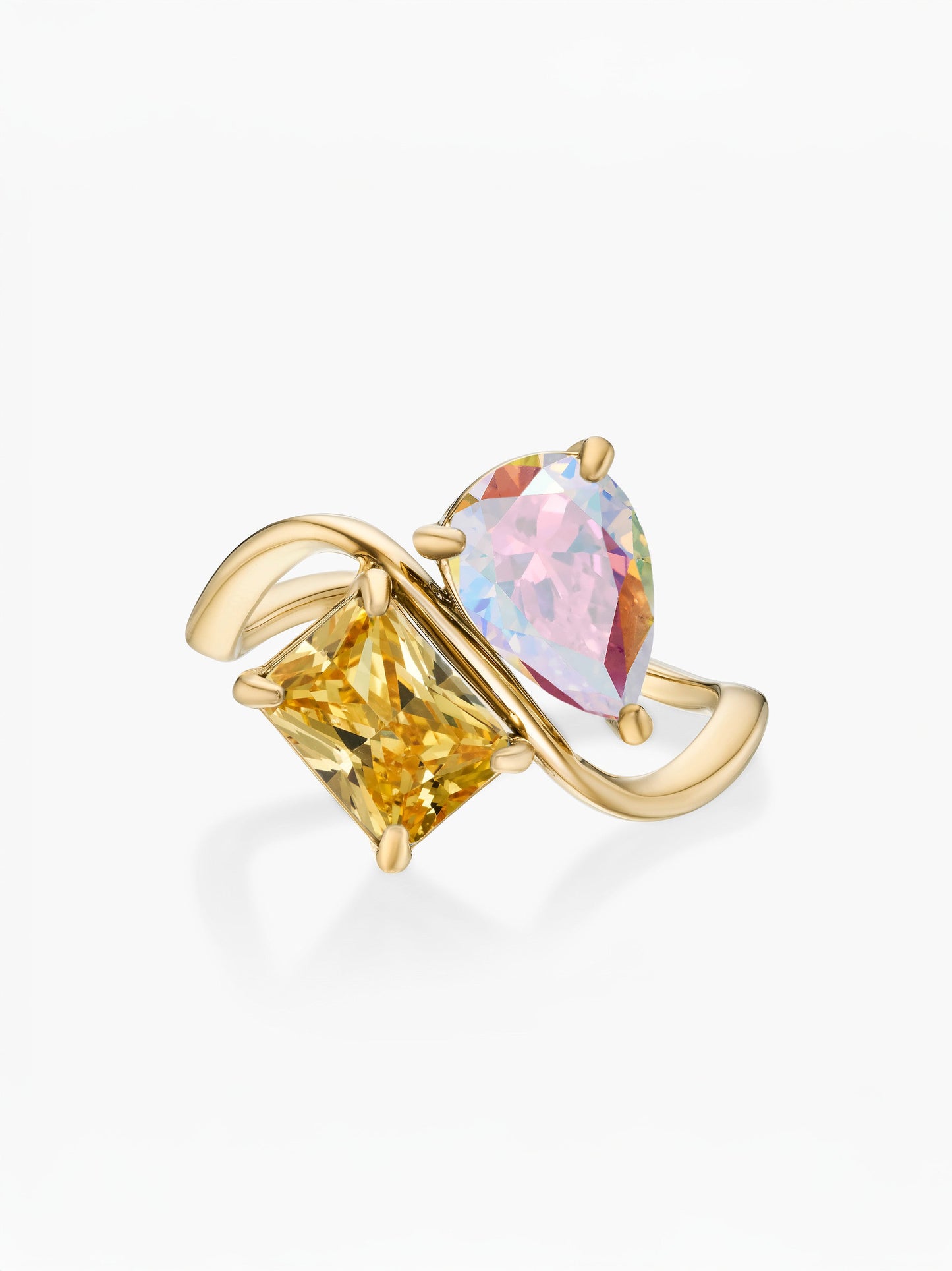 Anel duas pedras Junho-Alexandrite (pera) e Novembro-Citrino (retângulo) dourado