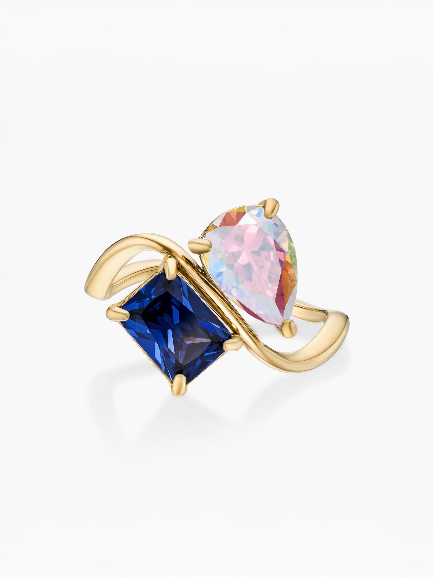 Anel duas pedras Junho-Alexandrite (pera) e Setembro-Safira (retângulo) dourado