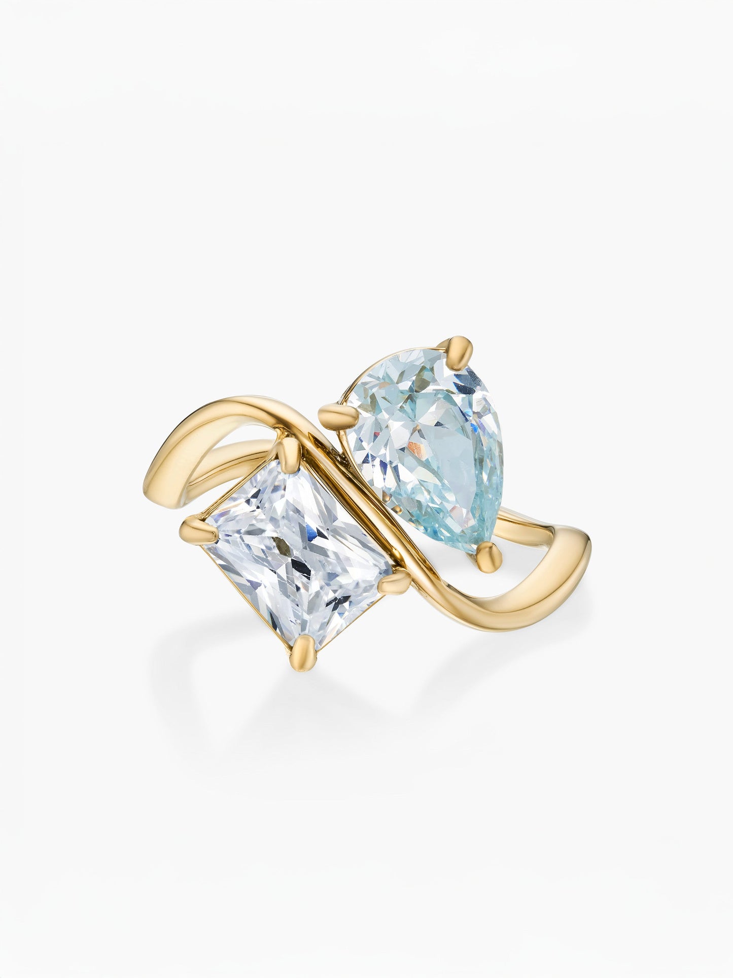 Anel duas pedras Março-Água-marinha (pera) e Abril-Diamante (retângulo) dourado