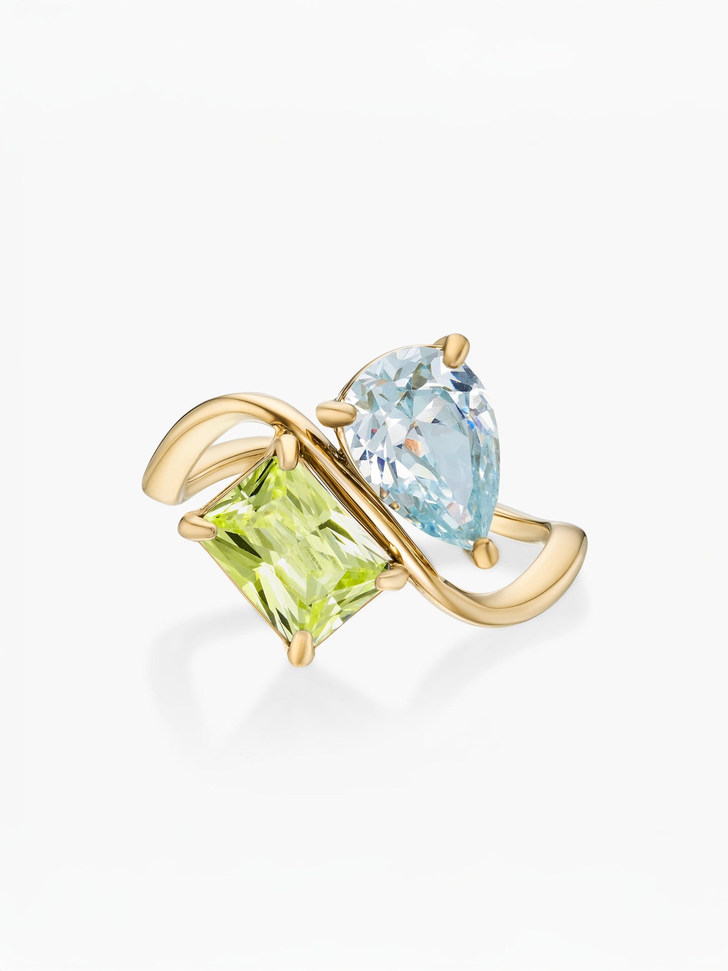 Anel duas pedras Março-Água-marinha (pera) e Agosto-Peridoto (retângulo) dourado