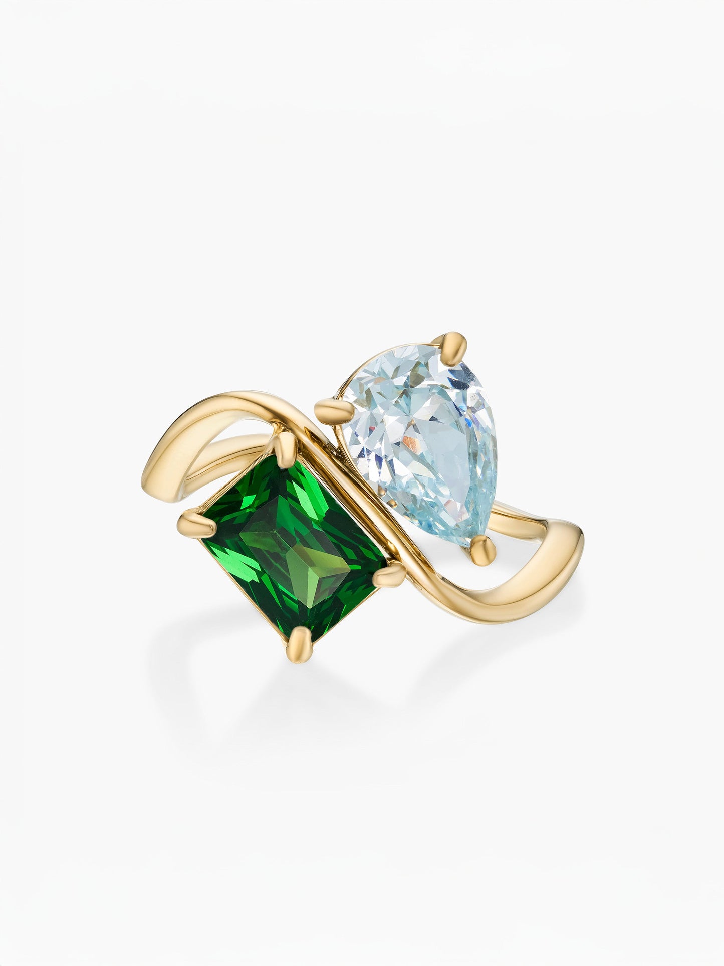 Anel duas pedras Março-Água-marinha (pera) e Maio-Esmeralda (retângulo) dourado