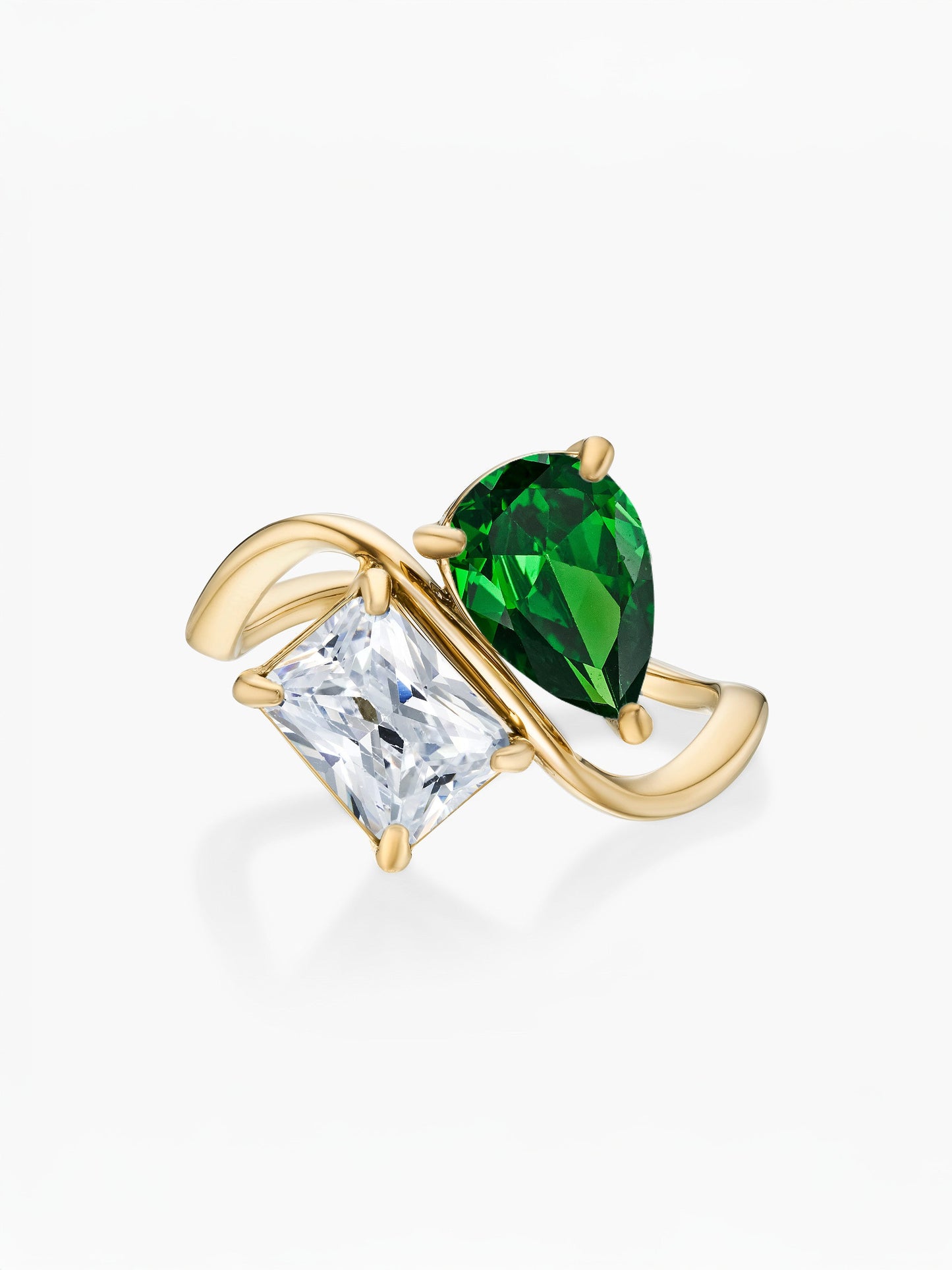 Anel duas pedras Maio-Esmeralda (pera) e Abril-Diamante (retângulo) dourado