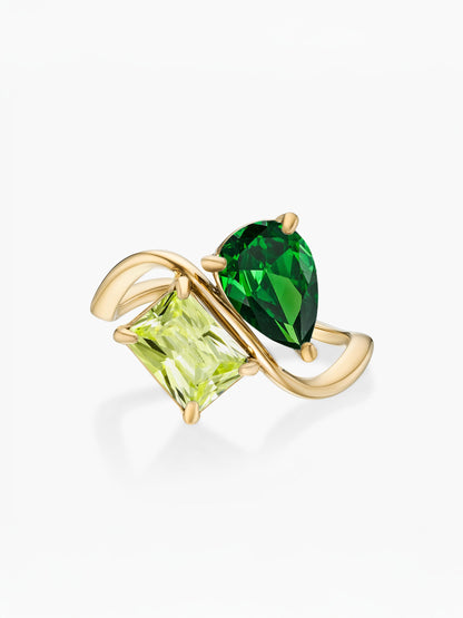 Anel duas pedras Maio-Esmeralda (pera) e Agosto-Peridoto (retângulo) dourado