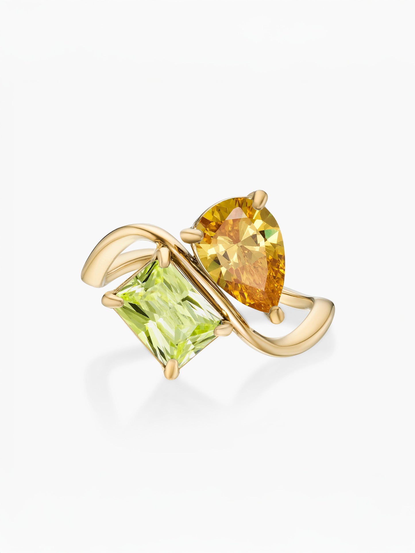 Anel duas pedras Novembro-Citrino (pera) e Agosto-Peridoto (retângulo) dourado
