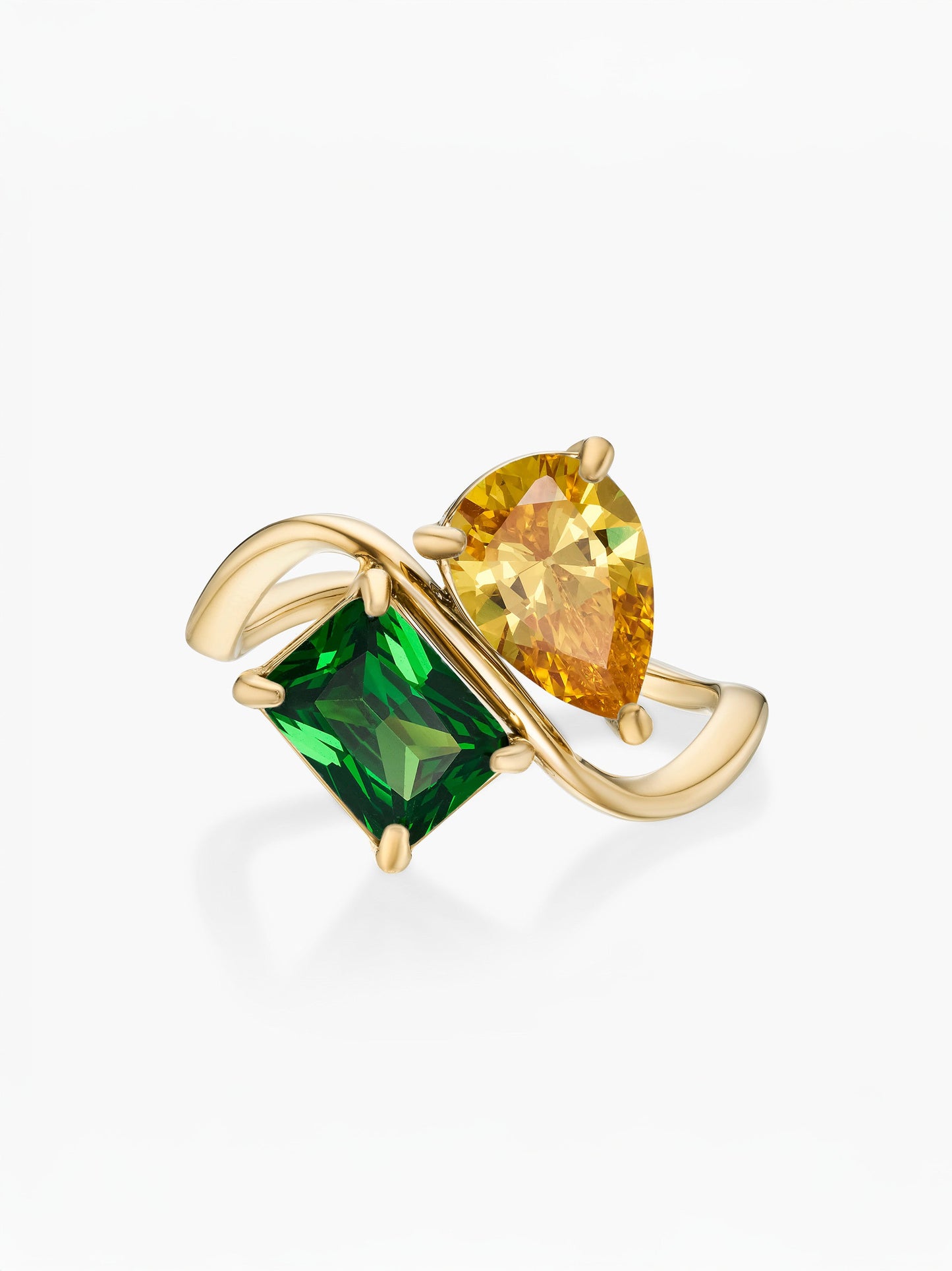 Anel duas pedras Novembro-Citrino (pera) e Maio-Esmeralda (retângulo) dourado