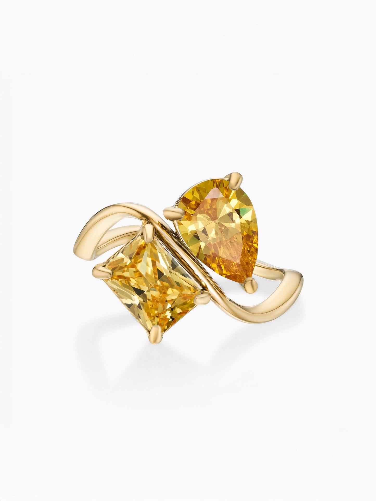Anel duas pedras Novembro-Citrino (pera) e Novembro-Citrino (retângulo) dourado