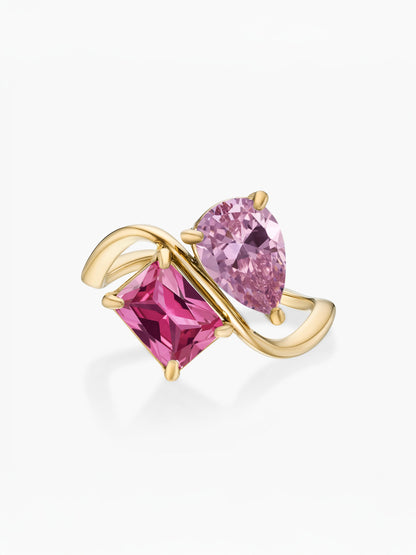 Anel duas pedras Outubro-Turmalina Rosa (pera) e Julho-Rubi (retângulo) dourado