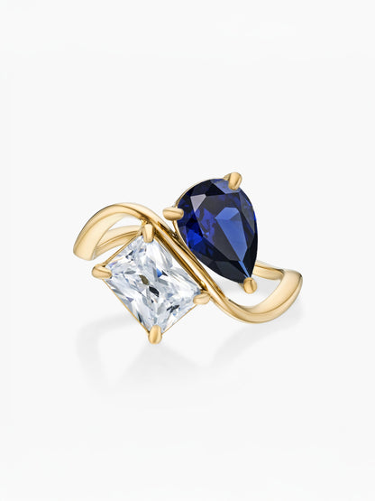 Anel duas pedras Setembro-Safira (pera) e Abril-Diamante (retângulo) dourado