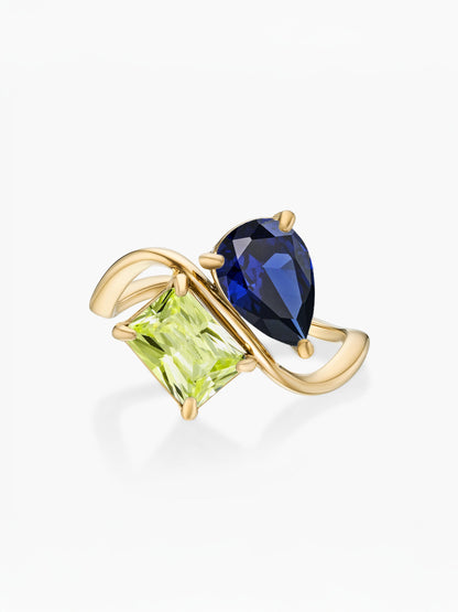 Anel duas pedras Setembro-Safira (pera) e Agosto-Peridoto (retângulo) dourado