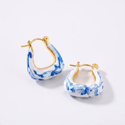 Brincos argola em esmalte branco e azul mármore, banho dourado