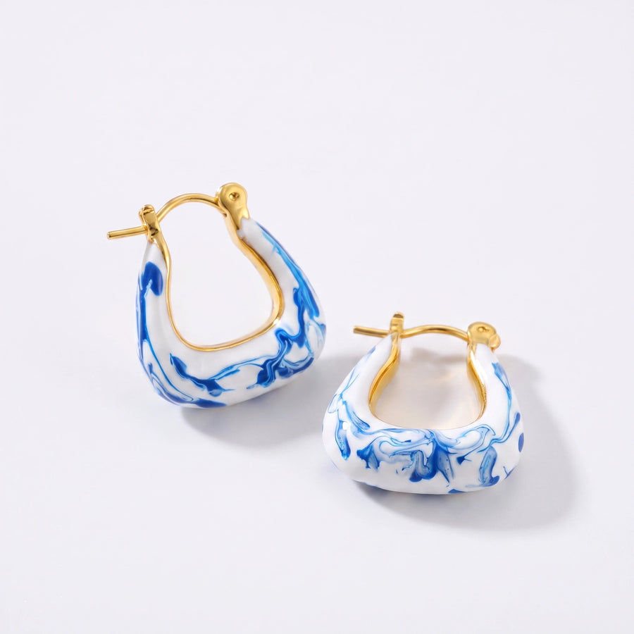 Brincos argola em esmalte branco e azul mármore, banho dourado