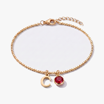 Pulseira letra C dourada com pedra de nascimento Janeiro — Granada