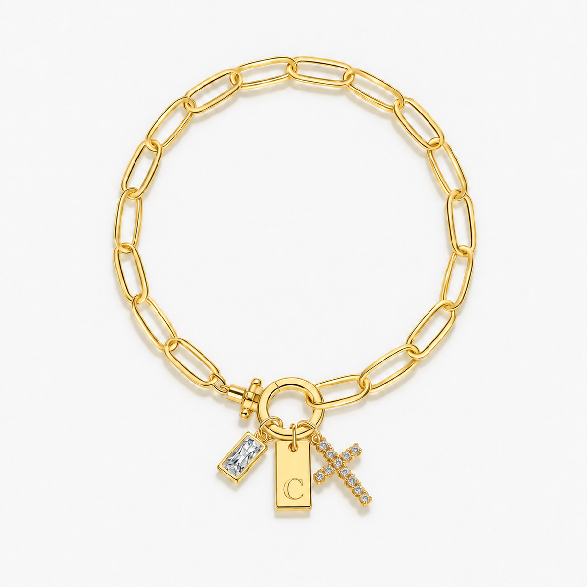 Pulseira dourada com inicial C e cruz