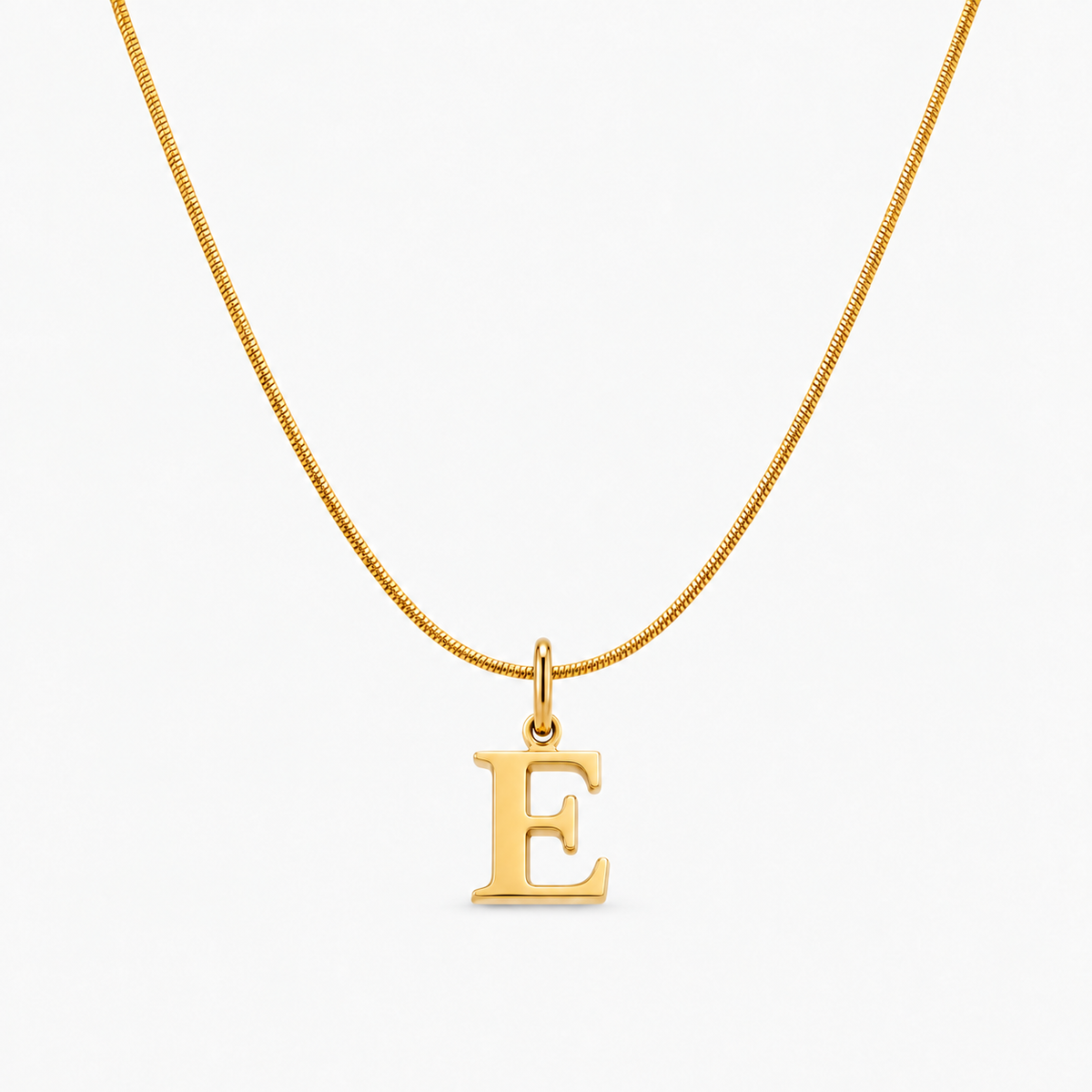 Colar personalizado dourado com inicial E