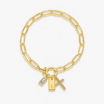 Pulseira dourada com inicial E e cruz