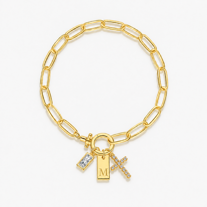 Pulseira dourada com inicial M e cruz