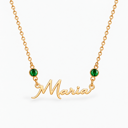 Colar dourado com nome Maria e duas pedras — Maio — Esmeralda