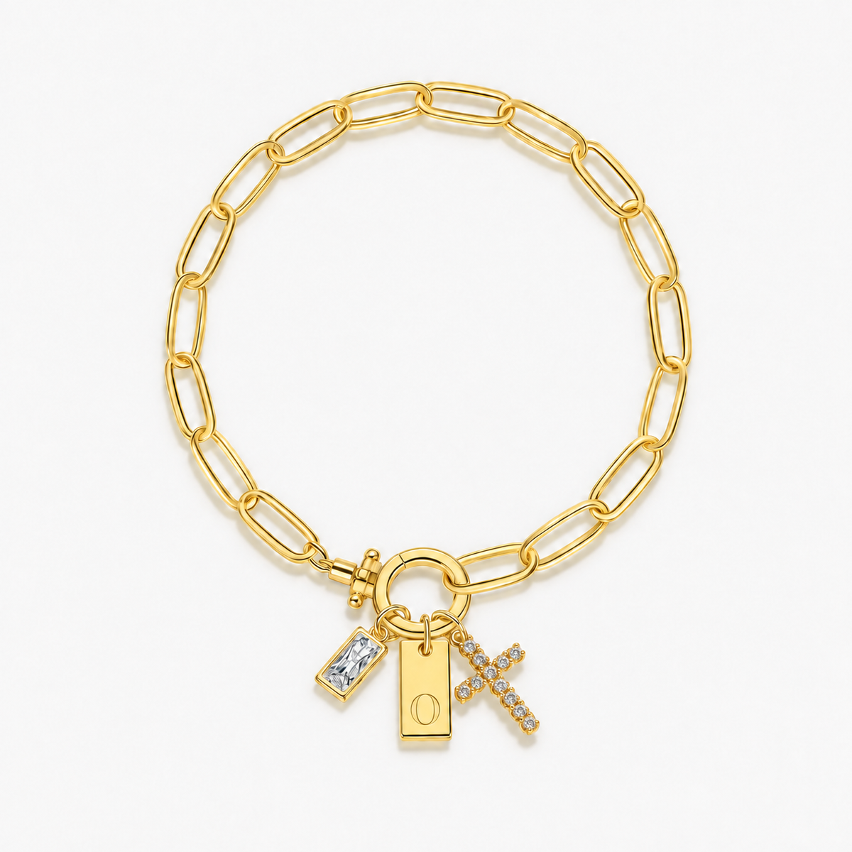 Pulseira dourada com inicial O e cruz