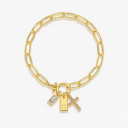 Pulseira dourada com inicial O e cruz