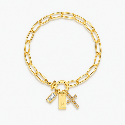 Pulseira dourada com inicial P e cruz
