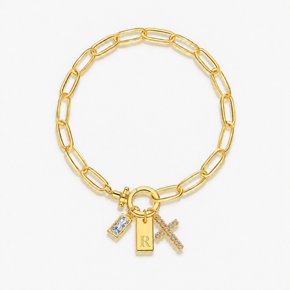 Pulseira dourada com inicial R e cruz