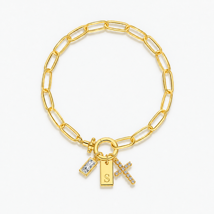 Pulseira dourada com inicial S e cruz