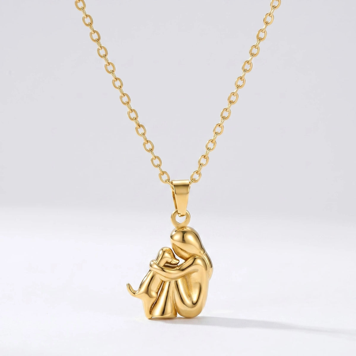 Colar Amor Fiel dourado com pendente de pessoa a abraçar um cão