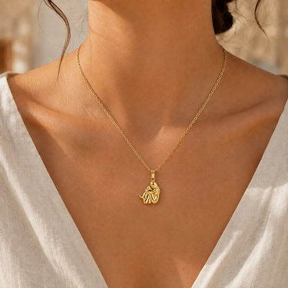 Colar Amor Fiel dourado em uso sobre o colo
