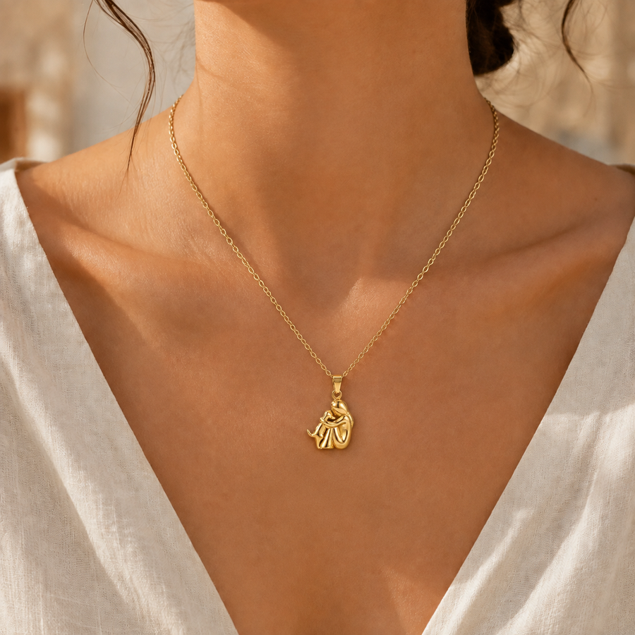 Colar Amor Fiel dourado em uso sobre o colo