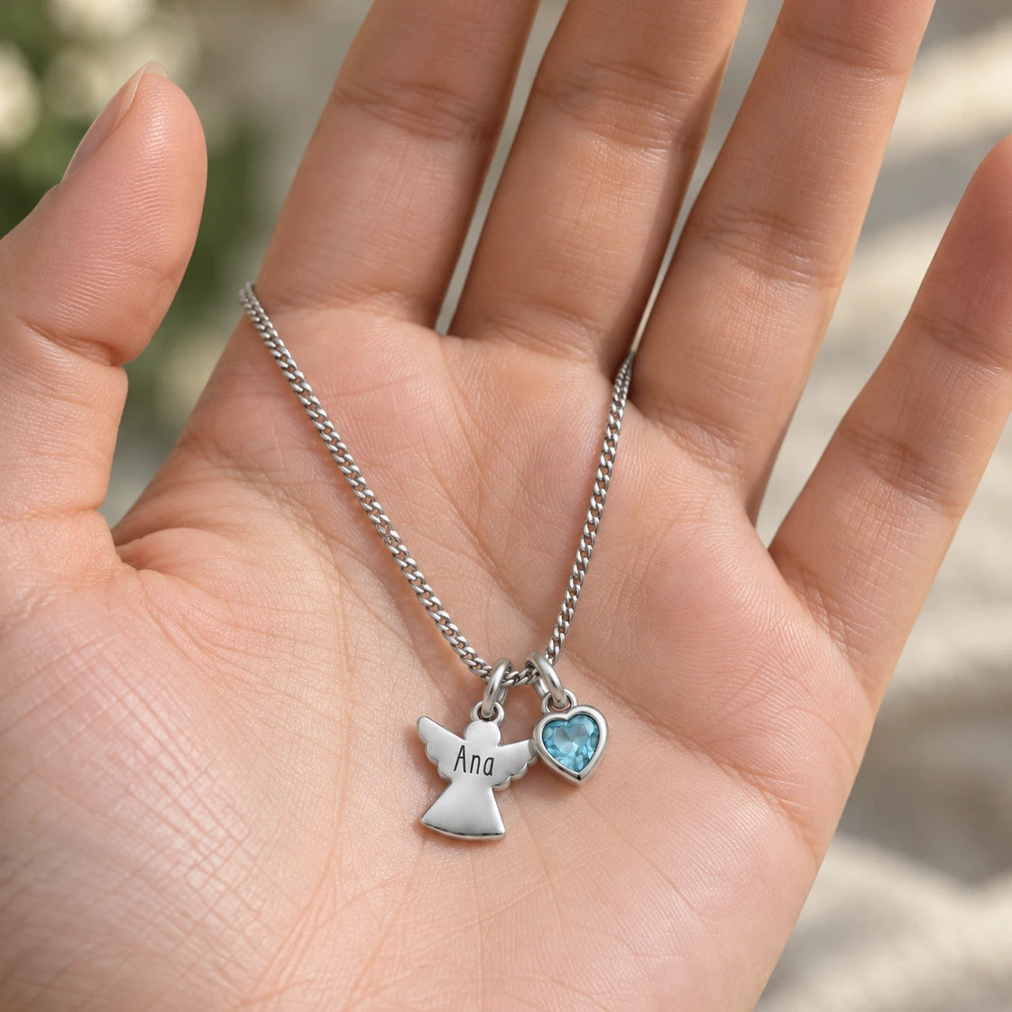 Colar Anjo com Nome prateado e Água-marinha na mão