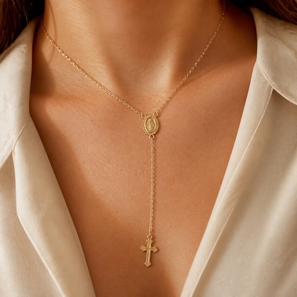 Colar Ave Maria Dourado no pescoço