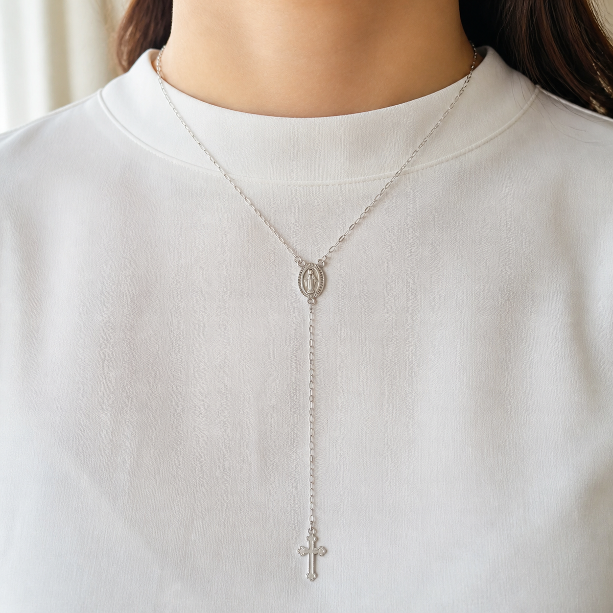 Colar Ave Maria Prateado no pescoço